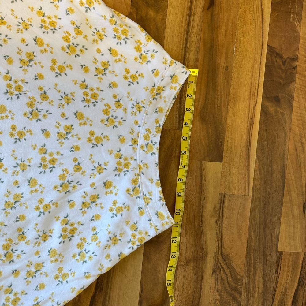 Hollister Floral Mini Skirt in White and Yellow
Ultra High-Rise - Picture 5 of 8